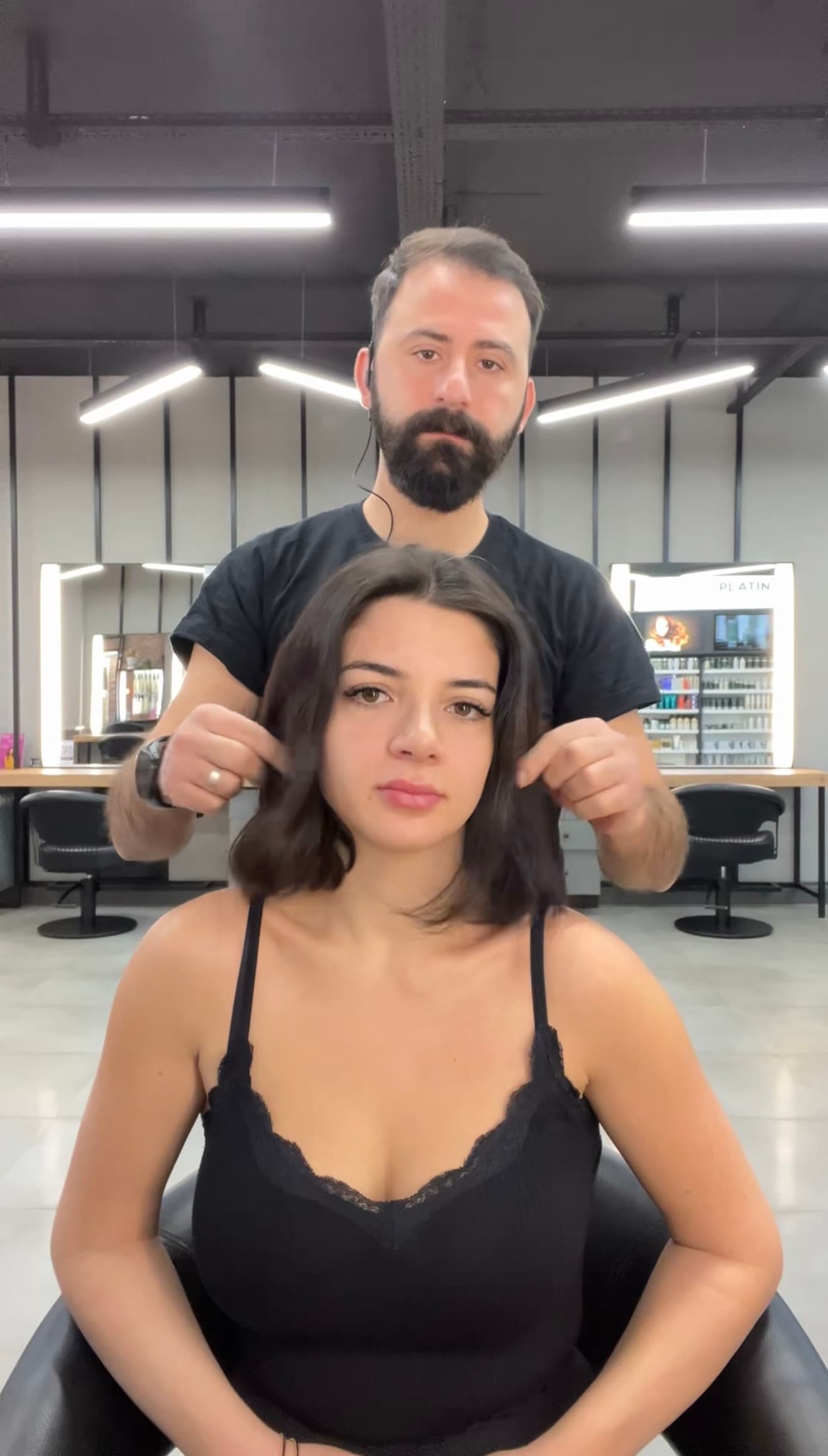 Kısa, koyu kahve saçın mikro kaynak öncesi görünümü.